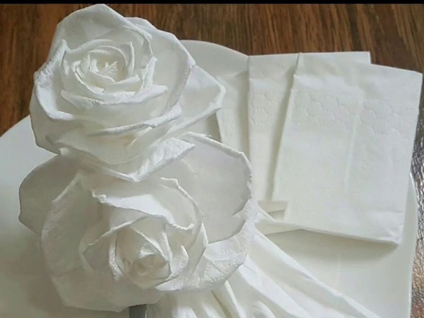  Cách xếp khăn giấy ăn hình hoa hồng đẹp mắt
