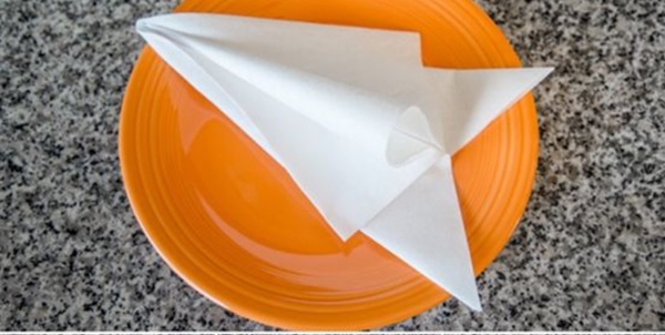 Xếp khăn giấy thành hình máy bay giấy độc đáo cho bàn ăn