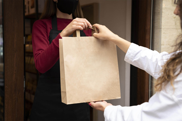 Túi giấy được sử dụng để đựng sản phẩm bán lẻ