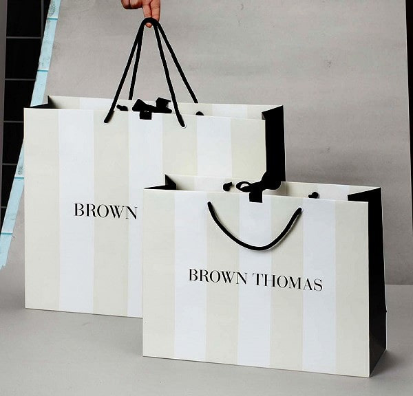 Mẫu túi giấy sang trọng với tone màu đen - trắng của hãng thời trang Brown Thomas