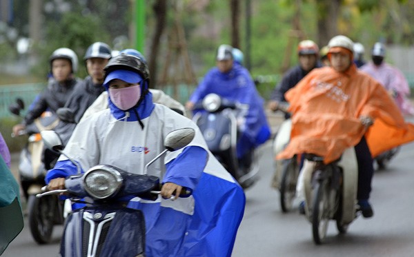 Hình ảnh những chiếc áo mưa in logo chạy trên đường phố đã không còn xa lạ tại Việt Nam